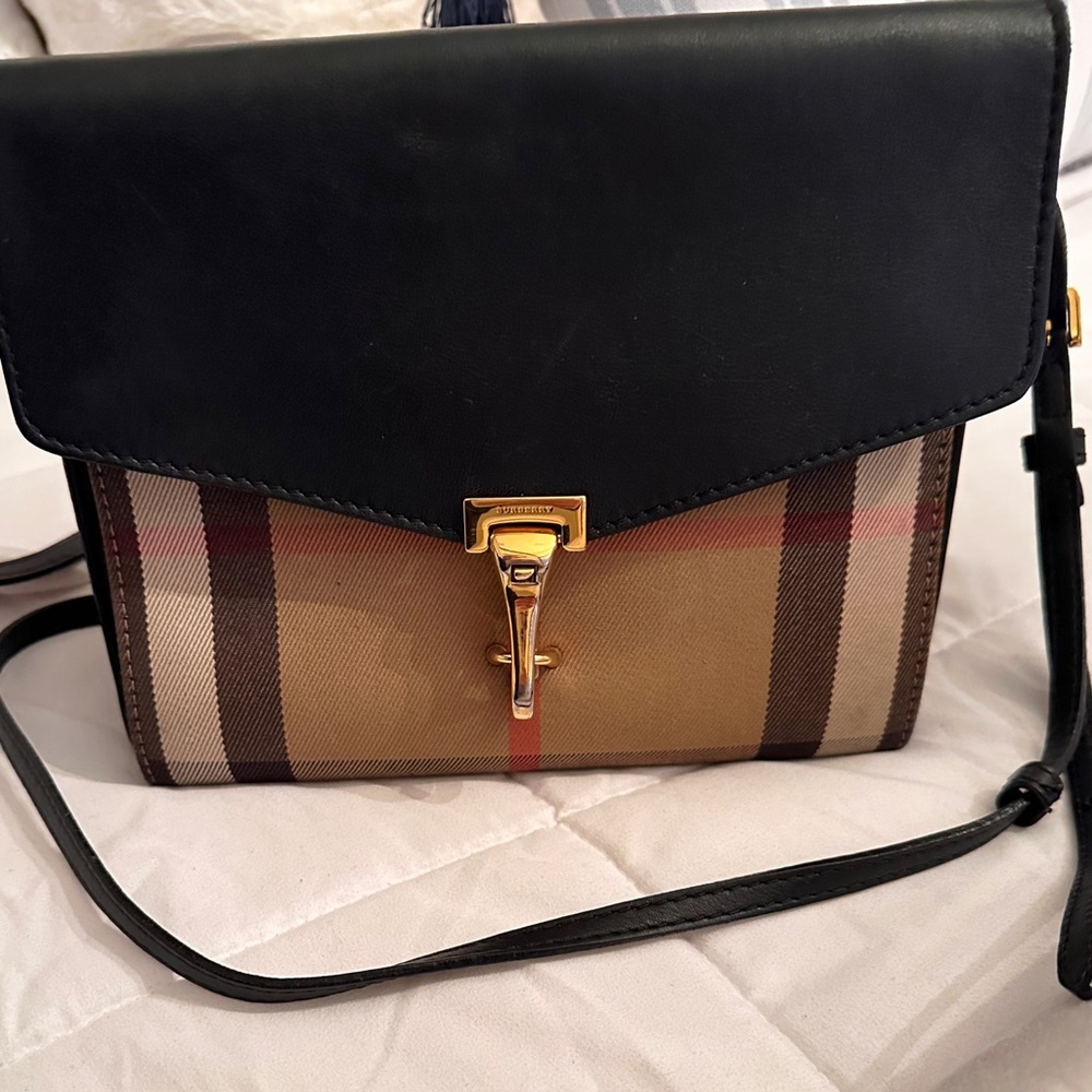 Authentic 💯Burberry crossbody bag.